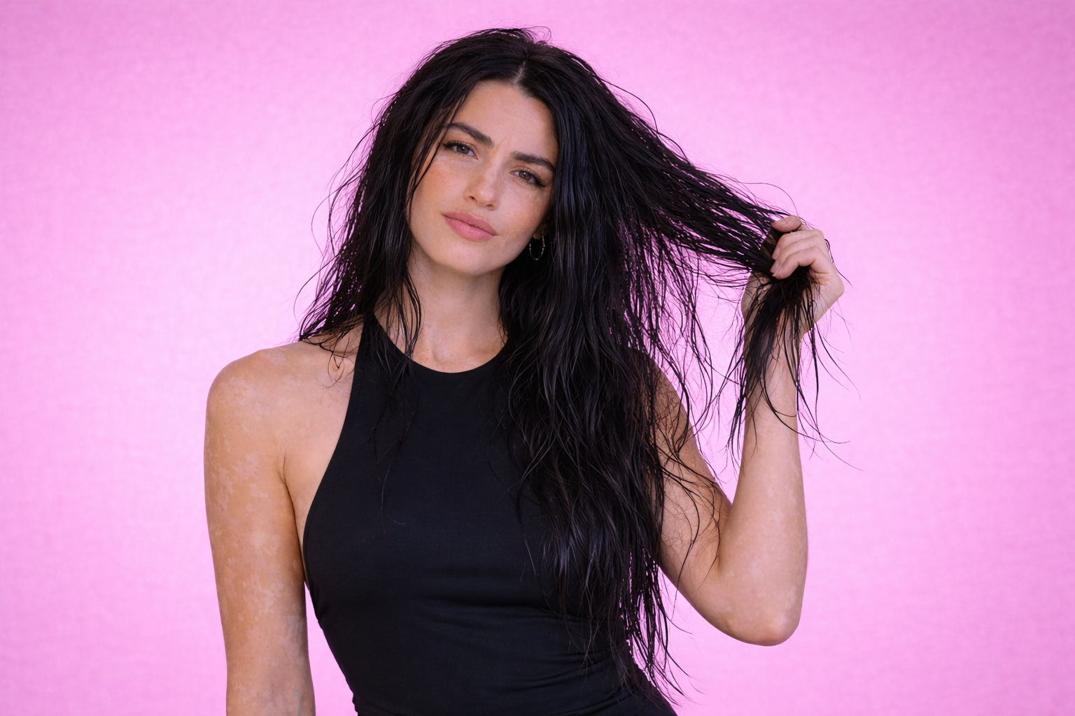 Cabello después de usar el alisador mientras peina