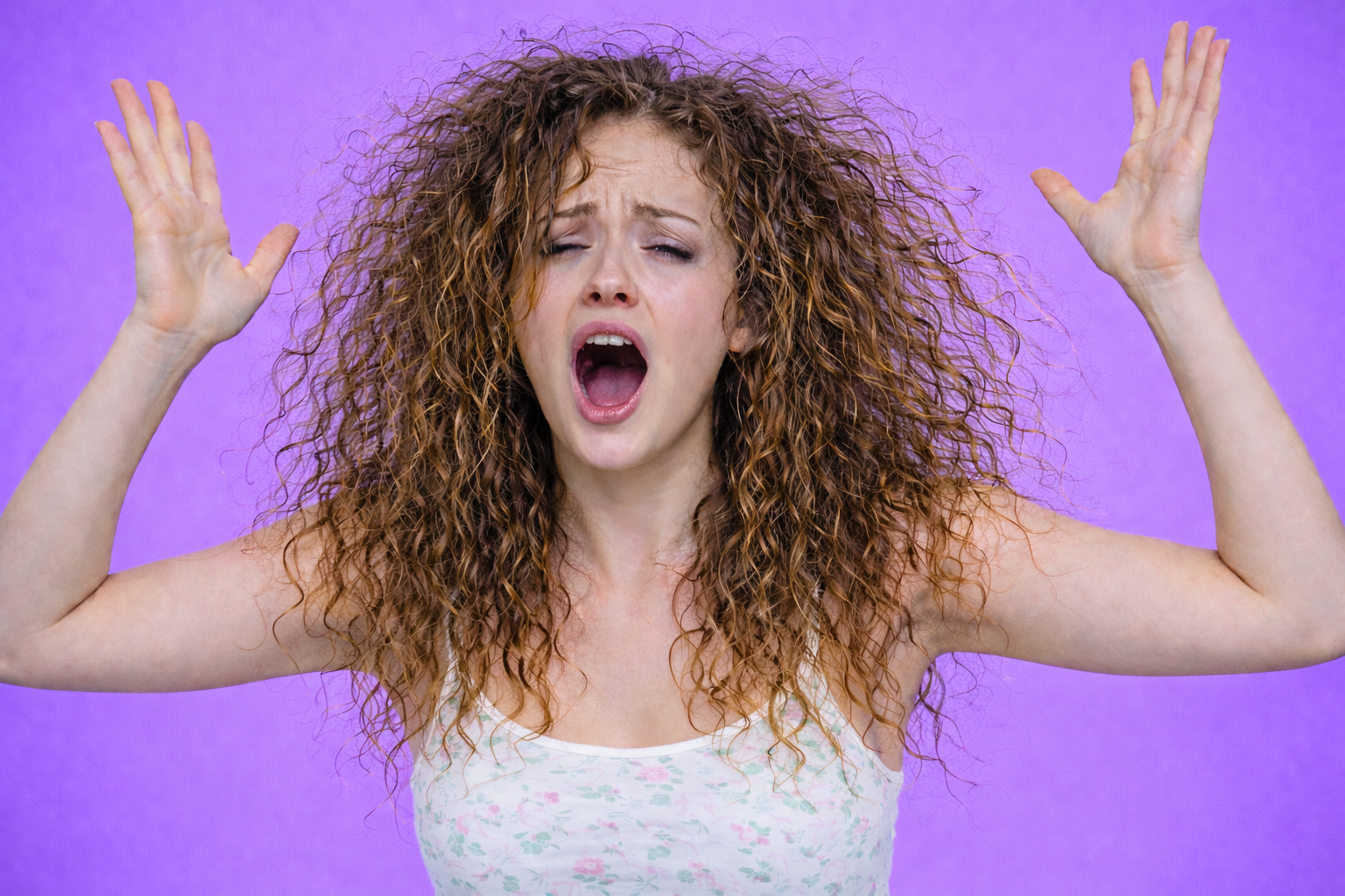 Cabello después de usar el alisador mientras peina